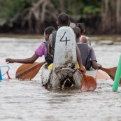 Course de pirogue en Guyane a Montsinery tonnegrande. P12 et P4 (12 places et 4 places). Organise par le club de canoe kayak et pirogue de Cayenne (ASPAG). Deguisements des equipages.