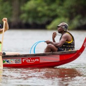 Course de pirogue en Guyane a Montsinery tonnegrande. P12 et P4 (12 places et 4 places). Organise par le club de canoe kayak et pirogue de Cayenne (ASPAG). Deguisements des equipages.