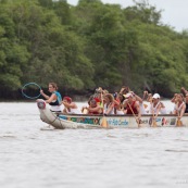 Course de pirogue en Guyane a Montsinery tonnegrande. P12 et P4 (12 places et 4 places). Organise par le club de canoe kayak et pirogue de Cayenne (ASPAG). Deguisements des equipages.