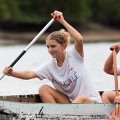 Course de pirogue en Guyane a Montsinery tonnegrande. P12 et P4 (12 places et 4 places). Organise par le club de canoe kayak et pirogue de Cayenne (ASPAG). Deguisements des equipages.