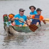 Course de pirogue en Guyane a Montsinery tonnegrande. P12 et P4 (12 places et 4 places). Organise par le club de canoe kayak et pirogue de Cayenne (ASPAG). Deguisements des equipages.