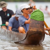 Course de pirogue en Guyane a Montsinery tonnegrande. P12 et P4 (12 places et 4 places). Organise par le club de canoe kayak et pirogue de Cayenne (ASPAG). Deguisements des equipages.