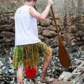 Course de pirogue en Guyane a Montsinery tonnegrande. P12 et P4 (12 places et 4 places). Organise par le club de canoe kayak et pirogue de Cayenne (ASPAG). Deguisements des equipages.