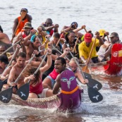 Course de pirogue en Guyane a Montsinery tonnegrande. P12 et P4 (12 places et 4 places). Organise par le club de canoe kayak et pirogue de Cayenne (ASPAG). Deguisements des equipages.