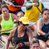 Course de pirogue en Guyane a Montsinery tonnegrande. P12 et P4 (12 places et 4 places). Organise par le club de canoe kayak et pirogue de Cayenne (ASPAG). Deguisements des equipages.