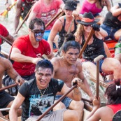 Course de pirogue en Guyane a Montsinery tonnegrande. P12 et P4 (12 places et 4 places). Organise par le club de canoe kayak et pirogue de Cayenne (ASPAG). Deguisements des equipages.