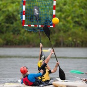 Kayak polo sur le lac saccharin pres du Rorota en Guyane Francaise (Remire Montjoly). Sport d'equipes avec ballon en Kayak. En exterieur. Terrain.