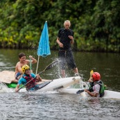 Kayak polo sur le lac saccharin pres du Rorota en Guyane Francaise (Remire Montjoly). Sport d'equipes avec ballon en Kayak. En exterieur. Terrain.