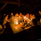 Groupe de personnes en foret. Carbet de Saint helie (Sinnamary). Soiree. EN train de manger. Repas. Guyane.