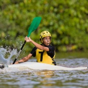 Kayak polo en Guyane, lac saccharin. Jeune jouant avec un ballon en kayak en exterieur. Pres du sentier du rorota a Remire Montjoly.