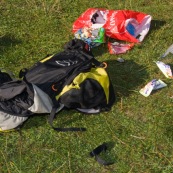 Sac à dos Èventré par un ours brun pendant une nuit de bivouac. Il ne reste plus aucune nourriture, tout a été dévoré : barres de céréales, paquets de gateaux...