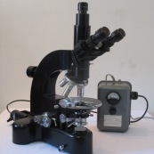 Microscope trinoculaire de recherche scientifique.
Microscope Leitz fabrication allemande, ancetre de Leica. 
Eclairage diascopique (par le dessus). Ortholux.