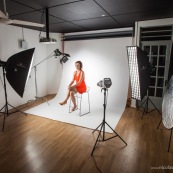 Studio photo. Flashs de studio. Photographe. Fond blanc.