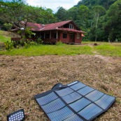 Panneau solaire nomade pliable pour la randonnée.