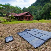 Panneau solaire nomade pliable pour la randonnée.