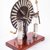 Machine de wimshusrt des années 20. Appareil scientifique. Instrument scientifique. Machine electrostatique.