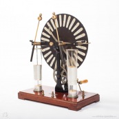 Machine de wimshusrt des années 20. Appareil scientifique. Instrument scientifique. Machine electrostatique.