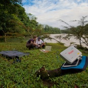 Modem satellite en pleine nature. Communication satelite nomade.  Avec panneaux solaires.