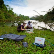 Modem satellite en pleine nature. Communication satelite nomade.  Avec panneaux solaires.