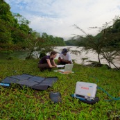 Modem satellite en pleine nature. Communication satelite nomade.  Avec panneaux solaires.