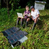 Panneau solaire nomade pliable pour la randonnée.