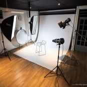 Studio photo. Flashs de studio. Photographe. Fond blanc.