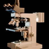 Microscope trinoculaire de recherche scientifique.
Microscope Leitz fabrication allemande, ancetre de Leica. 
Eclairage diascopique (par le dessus). Metallux (ortholux version metalographique).