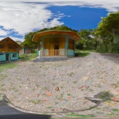 Panorama maisons de garde parc pour visite virtuelle 360°. Perou, parc Yanachaga Chemillen.