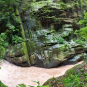 Panorama dans un canyon au Perou riviere roche nature observer la nature avec des jumelles.