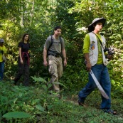 Guide en foret tropicale, avec machette, parc national Amboro en Bolivie.