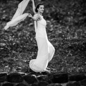 Loyola : jeune mariée et sa robe et son foulard