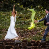 Couple de jeunes mariés après mariage ruban vole sentier Loyola Rémire Montjoly guyane