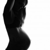 Femme enceinte fond blanc ventre sous-vêtement silhouette