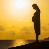 Femme enceinte levé de soleil mer plage silhouette photographie