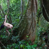Nu artistique femme dans la forêt guyanaise sentier lamirande