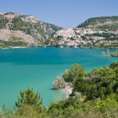 Massifs montagneux des abruzzes, en montagne. Vue sur le lac de Barrea, et au bout du lac la ville (village) de Barrea. Italie, abords du parc national des Abruzzes (Parco Nationale díAbruzzo, Lazio e Molise). Au bord du lac de Barrea, lac de montagne. Paysage. Eau turquoise, l'ÈtÈ. Lac artificiel. Village traditionnel de montagne.