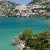 Massifs montagneux des abruzzes, en montagne. Vue sur le lac de Barrea, et au bout du lac la ville (village) de Barrea. Italie, abords du parc national des Abruzzes (Parco Nationale díAbruzzo, Lazio e Molise). Au bord du lac de BarÈa, lac de montagne. Paysage. Eau turquoise, l'ÈtÈ. Lac artificiel. Village traditionnel de montagne.
Arbres les pieds dans l'eau.