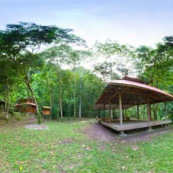 Panorama parc national Yanachagga Chemillen à Huampal. Maisons de garde parc pour accueillir les touristes. COnstruction en bois, carbet. Dans la forêt.