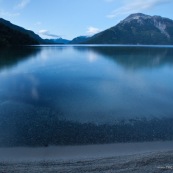 Paysage de Patagonie Argentine, au bord d'un lac le soir. Montagnes en arrière plan.