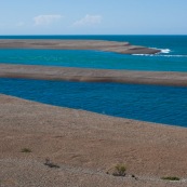 Mer turquoise et bleue Patagonie Argentine péninsule valdès banc de sable. Argentine.