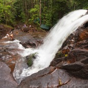 Cascade en Guyane française au pied du barrage de petit saut. Chute Grégoire. Avec campement (carbet bache).