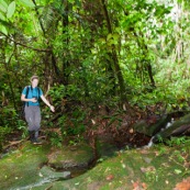 Jeune femme en train de marcher, randonner, dans la jungle du bassin amazonien. Foret tropicale. Pérou.