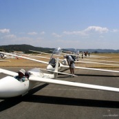 Club de planeur (vol a voile) de Vinon sur Verdon. Aerodrome. Decollage des planeurs.