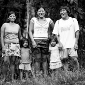 Portrait de famille amerindienne. Equateur yasuni.