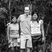 Occidental avec femmes amerindienne. Equateur Yasuni. Portrait.