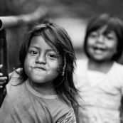 Petite fille enfant amerindienne. Equateur parc Yasuni. portrait.