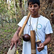 Indigene Waorani montrant sa sarbacane. Amerindien. Equateur. Yasuni.