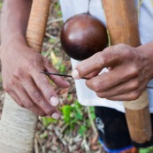 Indigene Waorani montrant sa sarbacane. Amerindien. Equateur. Yasuni. Chasse avec du curare, un poison tres violent.