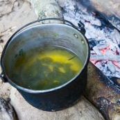 Infusion de feuilles de coca en bolivie.  Au feu de bois.