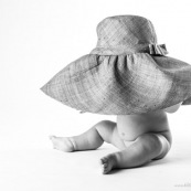 Bebe avec un chapeau. Portrait.